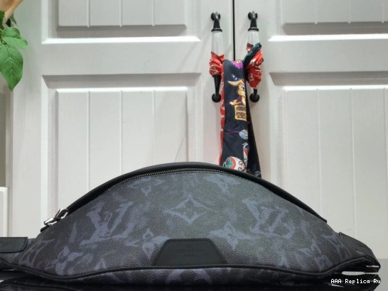 AAA Replica Ru VUITTON LOUIS BUMBAG DISCOVERY 0812